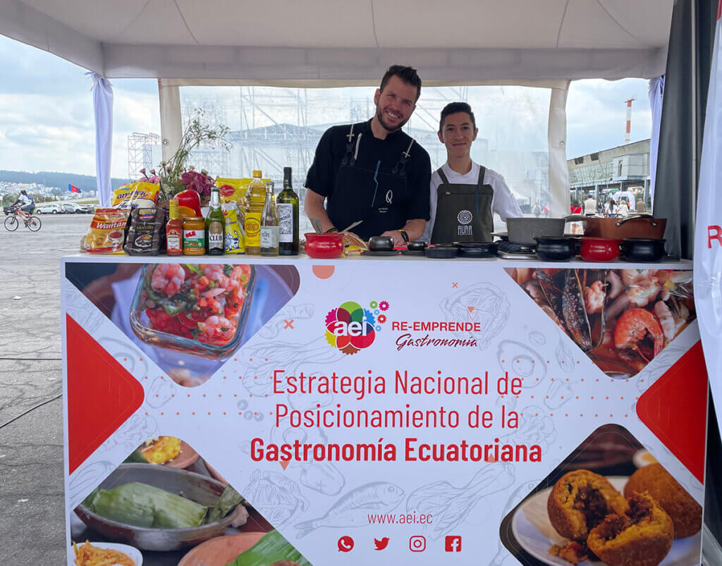 Stand de feria Re-emprende. Posicionamiento gastronomía ecuatoriana.